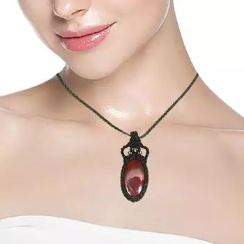 Ожерелье из яшмы в технике макраме с подвеской ручной работы из красного натурального богемского хрусталя