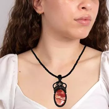 Ожерелье из яшмы в технике макраме с подвеской ручной работы из красного натурального богемского хрусталя