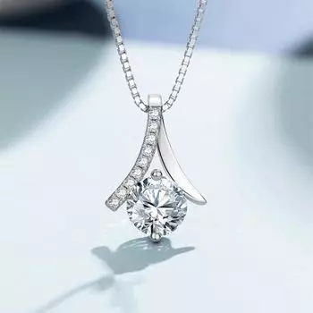 Ожерелье из серебра 925 пробы с микростразами и покрытием из белого золота с подвеской в виде гуманоида на ключицу 925