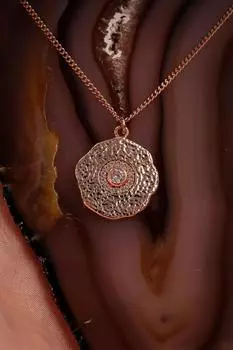 Ожерелье из тарелки с каменной вышивкой в виде розы