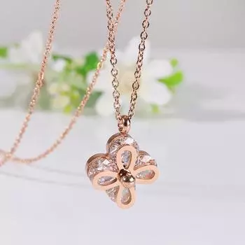 Ожерелье из титановой стали - это не четыре цветка, а четыре цепочки на ключицы из розового золота.