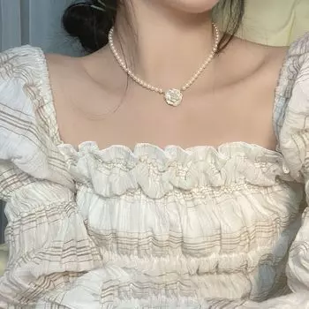 Ожерелье из жемчуга «Камелия» Женский дизайн Высококачественная цепочка на ключицу Французская легкая роскошная цепочка на шею Нишевые милые и классные аксессуары для девушек