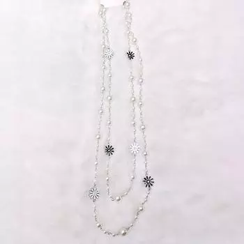 Ожерелье из жемчуга ручной работы можно комбинировать с длинными цепочками свитеров для женской одежды на осень и зиму.