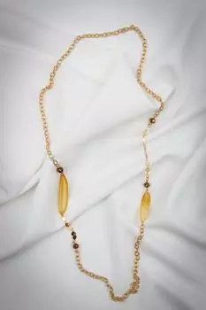 Ожерелье на длинной цепочке золотого цвета с деталями в виде листьев