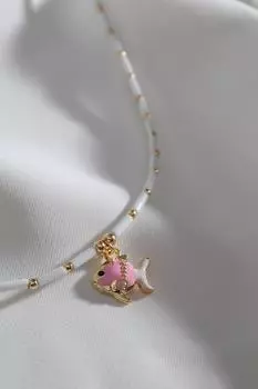 Ожерелье с белой эмалью и розовой эмалью в виде рыбы из белого бисера