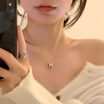 Ожерелье с буквой H Женское простое темпераментное ожерелье с ключицами Интернет-красные аксессуары Ожерелье с буквой H в форме капли масла 2023 золотой