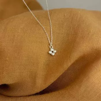 Ожерелье с четырьмя листьями и цветком, ювелирные изделия для женщин, простая нишевая, темпераментная, полая ключичная цепочка Ins Cold Wind, цепочка на шею из нержавеющей стали