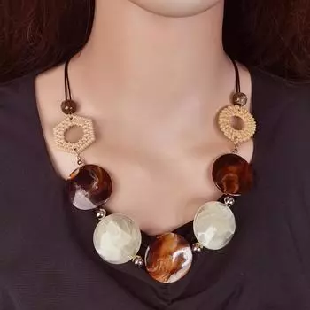 Ожерелье с геометрическим кулоном ручной работы из акрила в стиле бохо-винтаж для женщин - 1 шт. Модные украшения, идеально подходящие для Рождества коричневый