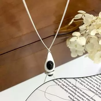 Ожерелье с каплями воды из овальных черных и белых камней с эксклюзивным чувством, модной индивидуальностью и цепочкой на ключицу в холодном стиле