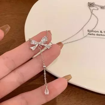 Ожерелье с кисточками и галстуком-бабочкой для женщин на лето, легкая роскошь, ниша, универсальная цепочка на ключицу, форма капли воды