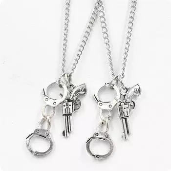 Ожерелье с пистолетом-наручниками Fify Shades of Grey Ожерелье с подвеской-пистолетом и наручниками