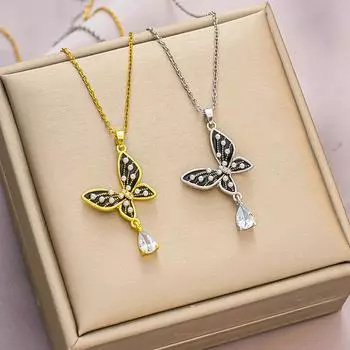 Ожерелье с подвеской-бабочкой и кисточками