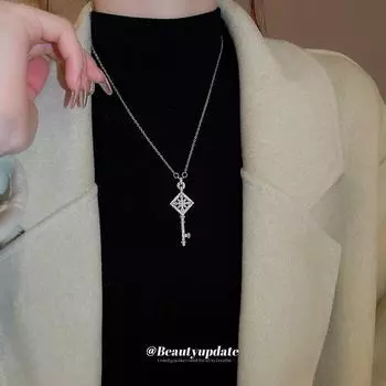 Ожерелье с подвеской-цветком из циркона и бриллиантов: Элегантная, холодная цепочка на ключицу для женщин Necklace серебряный