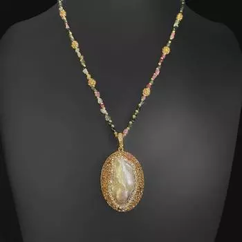 Ожерелье с подвеской из барочного жемчуга и турмалина, позолоченное 18 карат