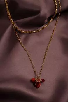 Ожерелье с подвеской из красного натурального камня и двойной цепочкой