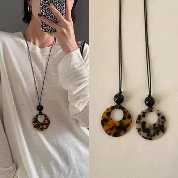Ожерелье с подвеской из смолы с леопардовым принтом в виде диска, женское, нишевое, ретро, элитное, индивидуальное, универсальное, длинное, черное, веревочное, цепочка на шею, цепочка на свитер