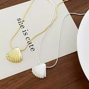 Ожерелье с подвеской. Изысканная гальваника. Тонкая текстура. Тонкое мастерство. Индивидуальное платье. Неувядающая модная ниша. золотистый