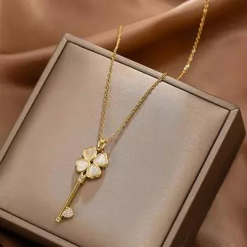 Ожерелье с подвеской-ключом из драгоценного металла с позолотой и нефритовой инкрустацией в виде клевера. Изысканное женское ожерелье. WHITE&45cm золотой