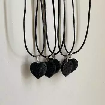 Ожерелье с подвеской «Любовь» из вулканического камня с лунной поверхностью, женское, простое, нишевое, индивидуальное, модное, универсальное, цепочка на шею, цепочка на ключицу