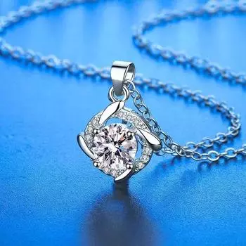 Ожерелье с подвеской в один карат для женщин, модное, легкое, роскошное, бриллиантовое, с цветком, ключичная цепочка, подарок для девушки, трава с четырьмя листьями