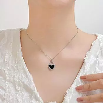 Ожерелье с подвеской в виде сердца Черно-белое двухстороннее ожерелье с подвеской в виде сердца из титановой стали