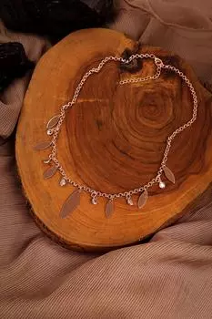 Ожерелье с розами и камнями и пайетками