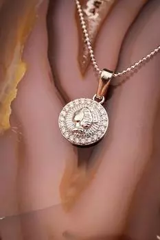 Ожерелье с силуэтом из камня циркона серебряного цвета