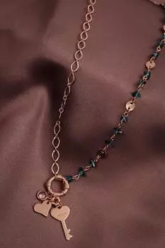 Ожерелье с синим хрустальным камнем и розой