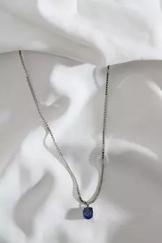 Ожерелье серебряного цвета с большим одним камнем темно-синего цвета