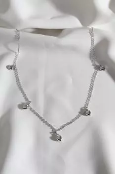 Ожерелье серебряного цвета с фигуркой сердца