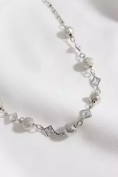 Ожерелье серебряного цвета с квадратным каменным шаром и деталями