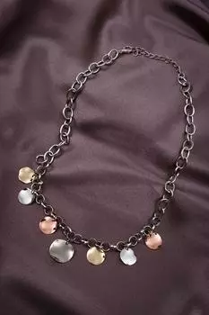 Ожерелье серебряного цвета с подвеской из цветных пайеток