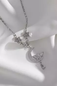Ожерелье серебряного цвета со звездами и подвеской-ангелом Каменная подвеска
