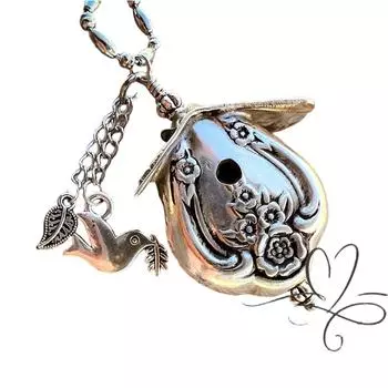 Ожерелье «Скворечник», подвеска из столового серебра «Магнолия 1951», винтажное ожерелье из ложки ручной работы для любителей птиц и коллекционеров ювелирных изделий One Size серебряный