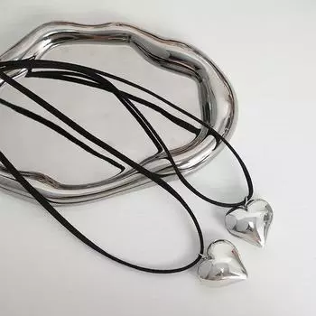 Ожерелье в стиле ретро из черной веревки в виде персикового сердца с подвеской в виде любви, нишевая индивидуальность, универсальная, милая сестра, регулируемая цепочка на ключицу