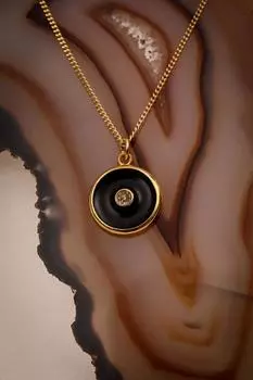 Ожерелье золотого цвета с черным эмалью и одним камнем