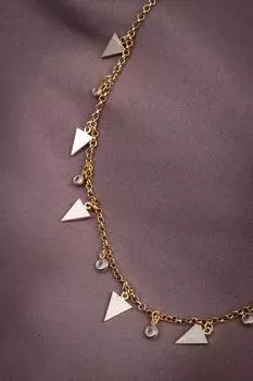 Ожерелье золотого цвета с каменной детальной треугольной подвеской