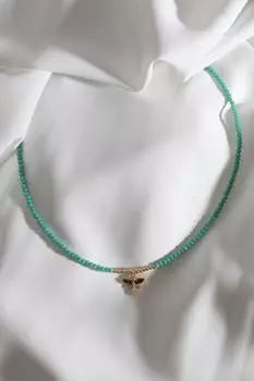 Ожерелье золотого цвета с подвеской в виде стрекозы из зеленого бисера