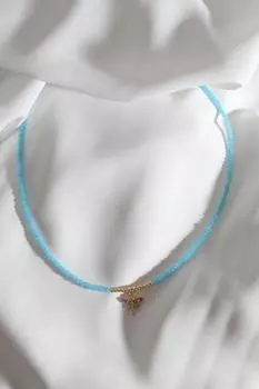 Ожерелье золотого цвета с подвеской в виде стрекозы из синего бисера