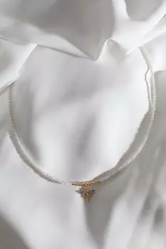 Ожерелье золотого цвета с подвеской в виде стрекозы из белого бисера