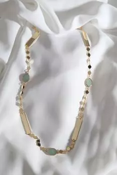 Ожерелье золотого цвета с зеленым камнем и серебряной деталью