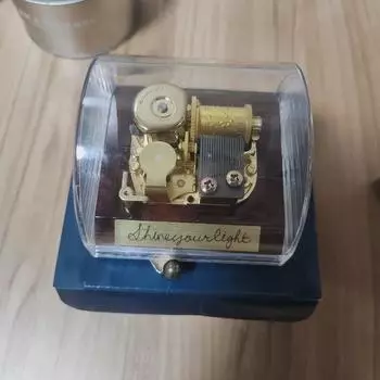 Пак Хё-Шин продаёт неофициальные товары Музыкальные шкатулки, Шан-Ёль