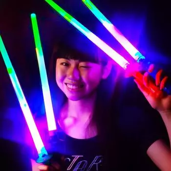 Пакет из 12 светящихся расширяющихся мечей В комплекте забавное наручное кольцо или открытка с сообщением Возврат бракованных изделий не принимается Светящаяся игрушка Растягивающийся меч Вспышка меча