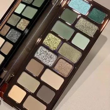 Палитра теней для век из 16 цветов. Яркие матовые и перламутровые оттенки с эффектом взрывной вспышки. Дымчатые оттенки и ретро-стили. Макияж с использованием теней для век.