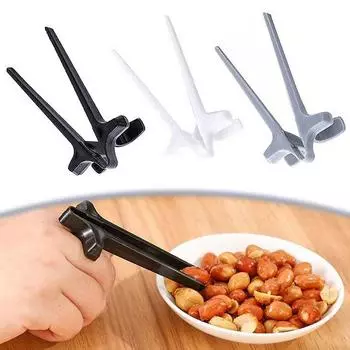 Палочки для еды без помощи рук. Простой в использовании пластиковый многофункциональный зажим для закусок. Удобные щипцы для игр. чёрный