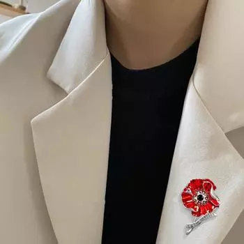 Памятная брошь в честь 80-летия Победы в Европе, значок в форме цветка с эмалевыми лепестками для героев Второй мировой войны красный