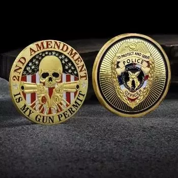 Памятная монета «Военный вызов» с изображением черепа и двухствольного пистолета золотой