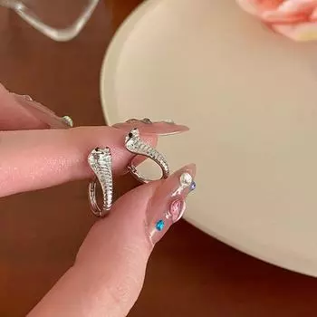 Панк-стиль Кобра с пряжкой для ушей Нишевый дизайн Новые персонализированные серьги для женщин