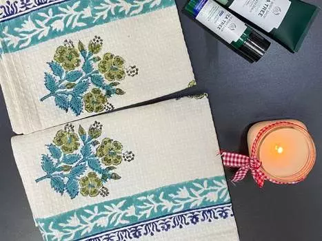 Пара хлопковых полотенец для рук с блочным принтом