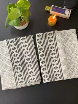 Пара хлопковых полотенец для рук с блочным принтом